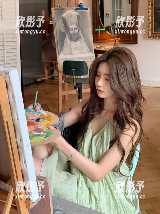 Kuuko W的天台写真作品，带你走进一个搞笑与艺术结合的奇妙世界！